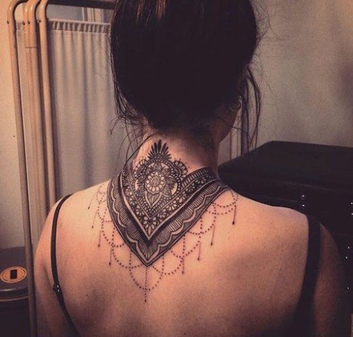 女性后颈部漂亮装饰纹身图案