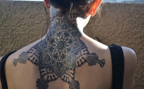 女性后颈部漂亮装饰纹身图案