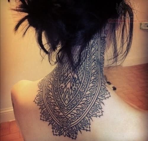 女性后颈部漂亮装饰纹身图案