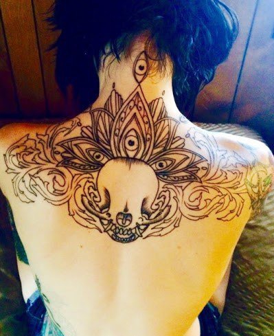 女性后颈部漂亮装饰纹身图案