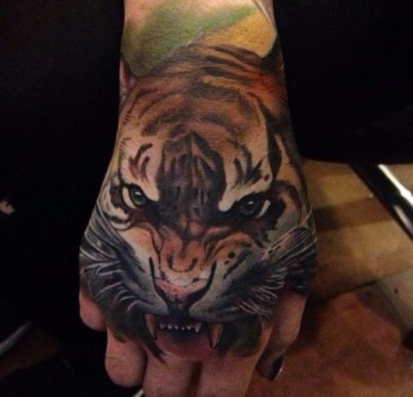 手背帅气的动物纹身图案