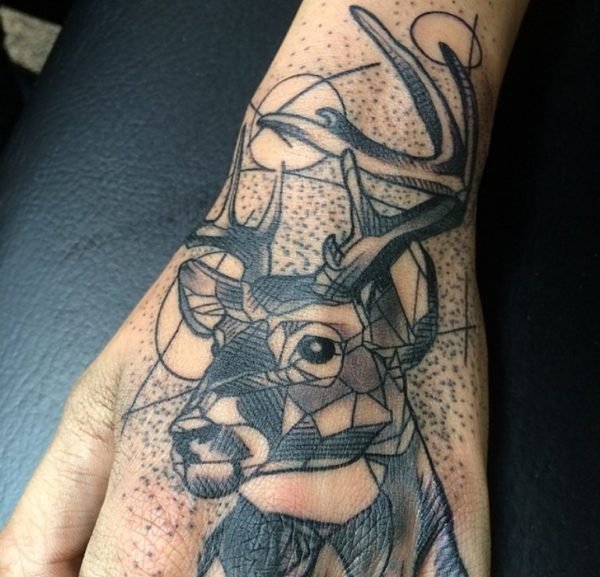 手背帅气的动物纹身图案