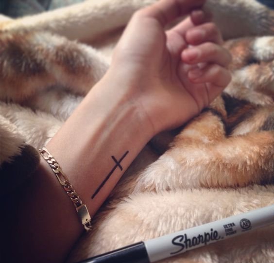 简单的黑色粗线十字架纹身图案