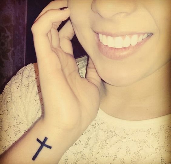 简单的黑色粗线十字架纹身图案