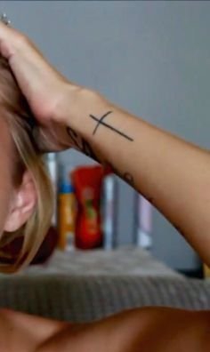 简单的黑色粗线十字架纹身图案