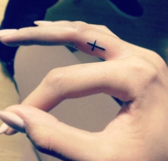 简单的黑色粗线十字架纹身图案