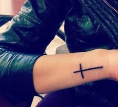 简单的黑色粗线十字架纹身图案