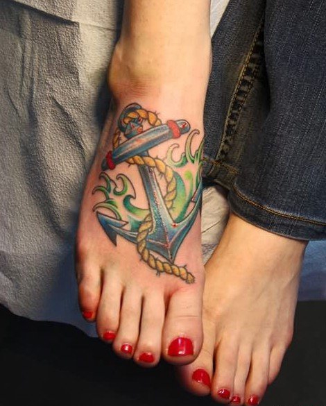 女性脚背上漂亮的船锚纹身图片