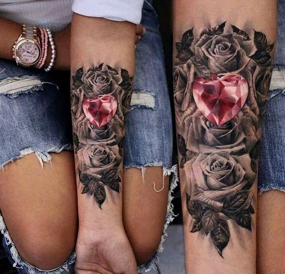 女性手臂上漂亮的玫瑰花纹身图案