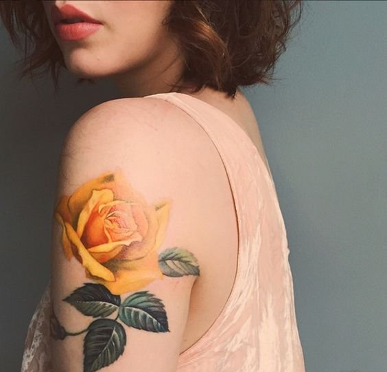 女性手臂上漂亮的玫瑰花纹身图案