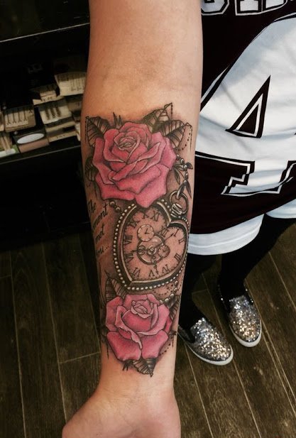 女性手臂上漂亮的玫瑰花纹身图案