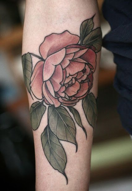 女性手臂上漂亮的玫瑰花纹身图案