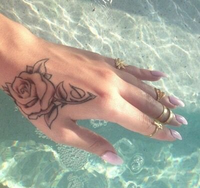 女性手臂上漂亮的玫瑰花纹身图案
