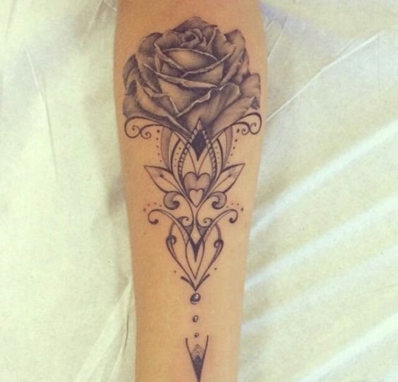 女性手臂上漂亮的玫瑰花纹身图案