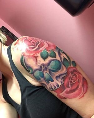 女性手臂上漂亮的玫瑰花纹身图案