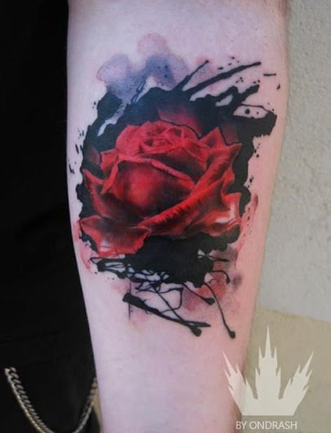 女性手臂上漂亮的玫瑰花纹身图案