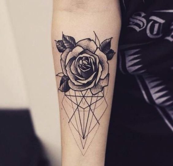 女性手臂上漂亮的玫瑰花纹身图案
