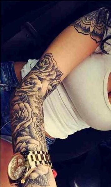 女性手臂上漂亮的玫瑰花纹身图案