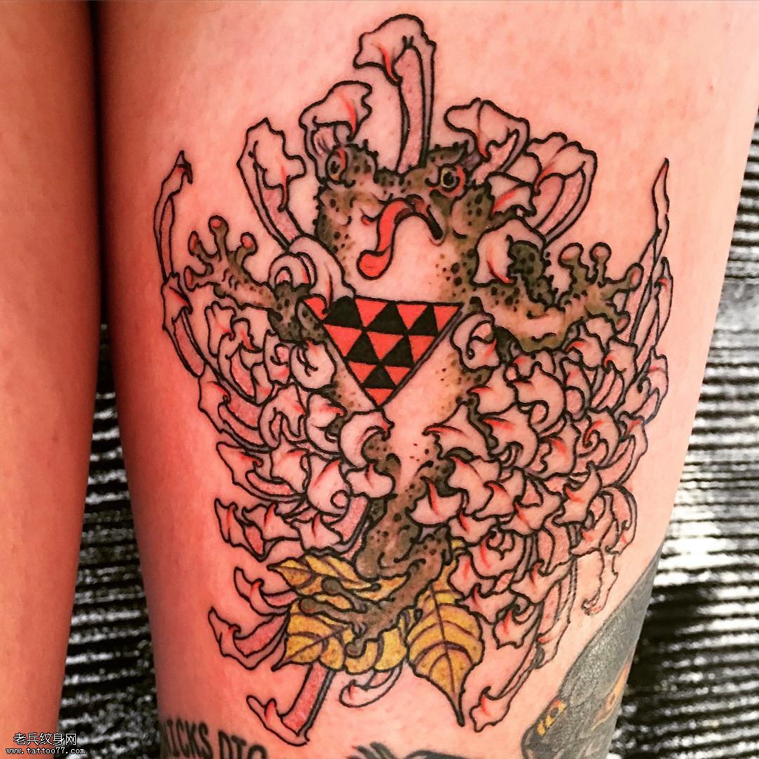 大腿蛤蟆菊花纹身图案