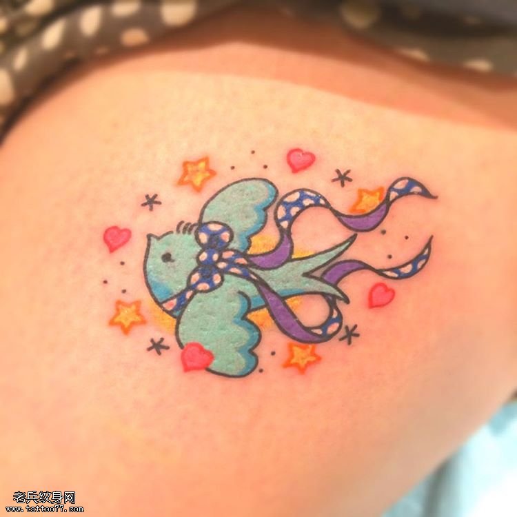 大腿燕子纹身图案