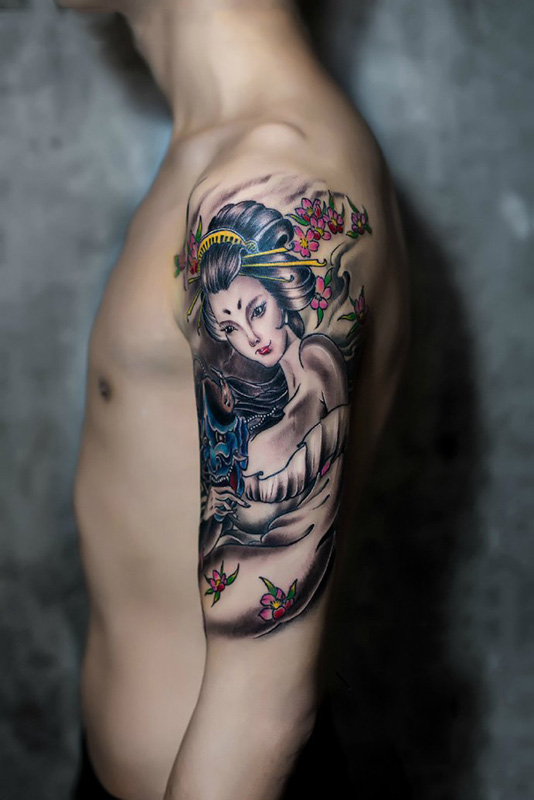 手臂风情万种的美女刺青