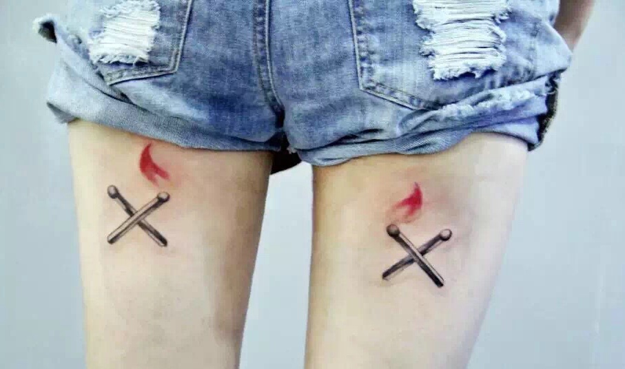 适合情侣的腿部纹身图案很有趣