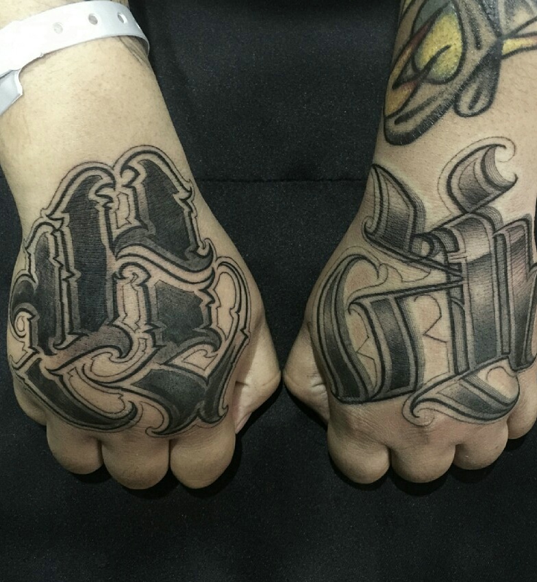 双手背花体纹身图案趣味十足