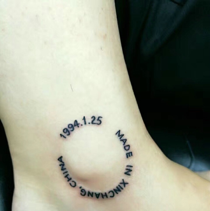 脚腕上的时尚英文单词与数字纹身图案