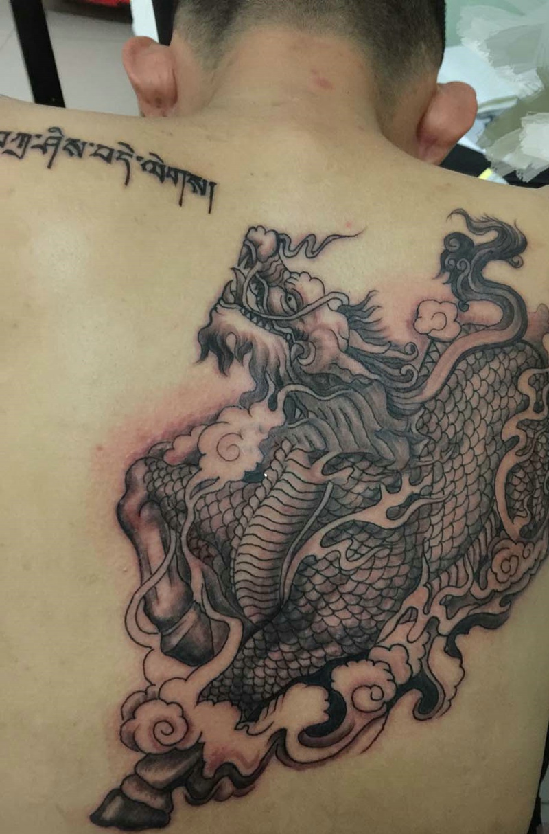 个性男孩后背传统小麒麟纹身图案