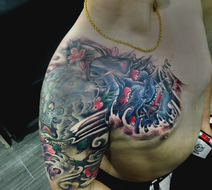 双般若结合的彩色半甲纹身图案