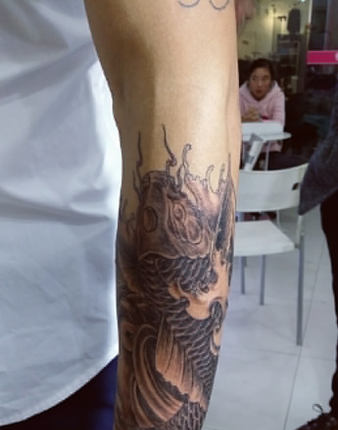 手臂黑白鲤鱼纹身图案让你不在单调