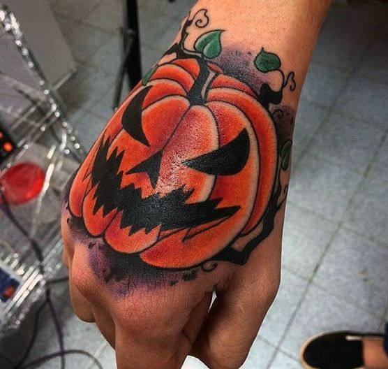 一款手背铺满的彩色个性纹身图案