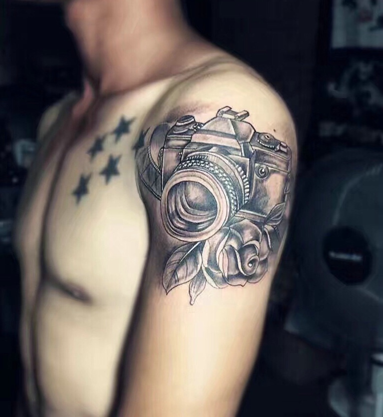 手臂一台相机纹身图案有个性