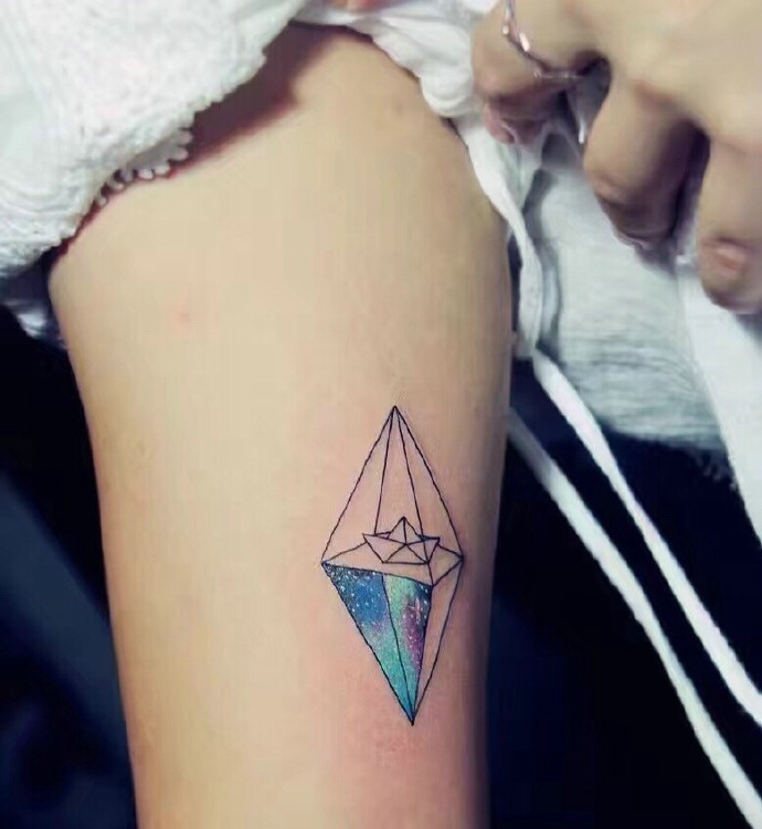 手臂一颗砖石纹身图案很清晰