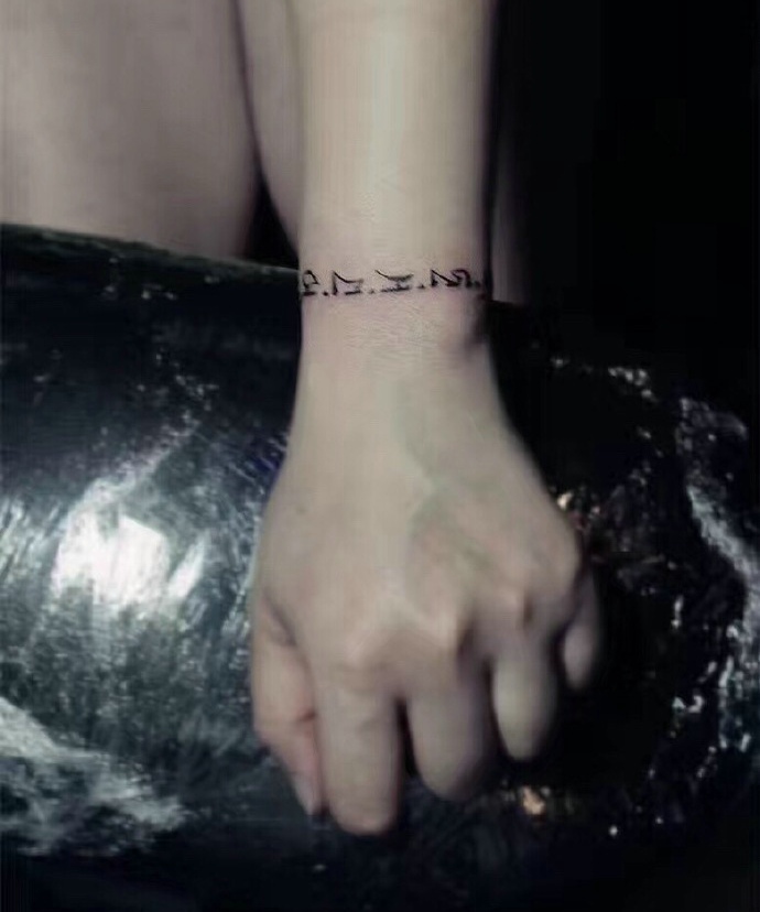 手臂时尚精致的梵文纹身图案