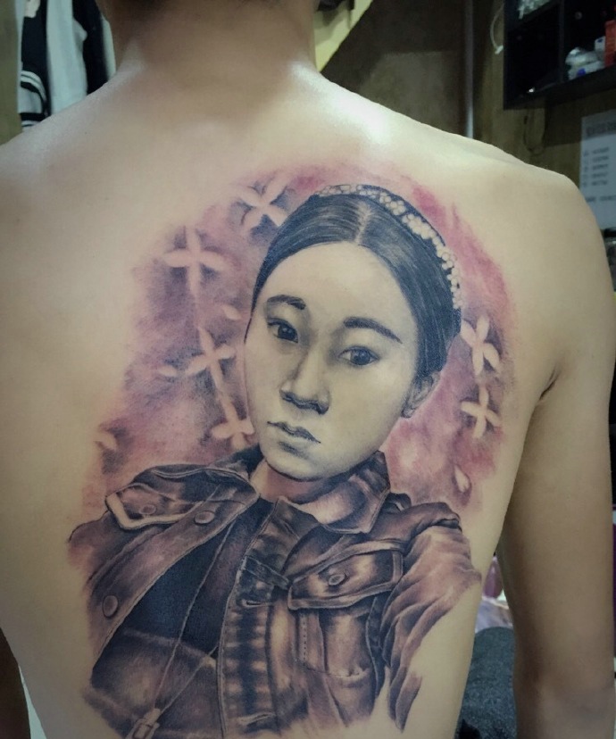 后背一枚现代牛仔美女肖像纹身图案