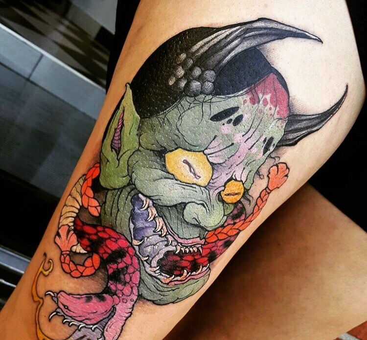 大腿处重口味日式彩色般若纹身图案