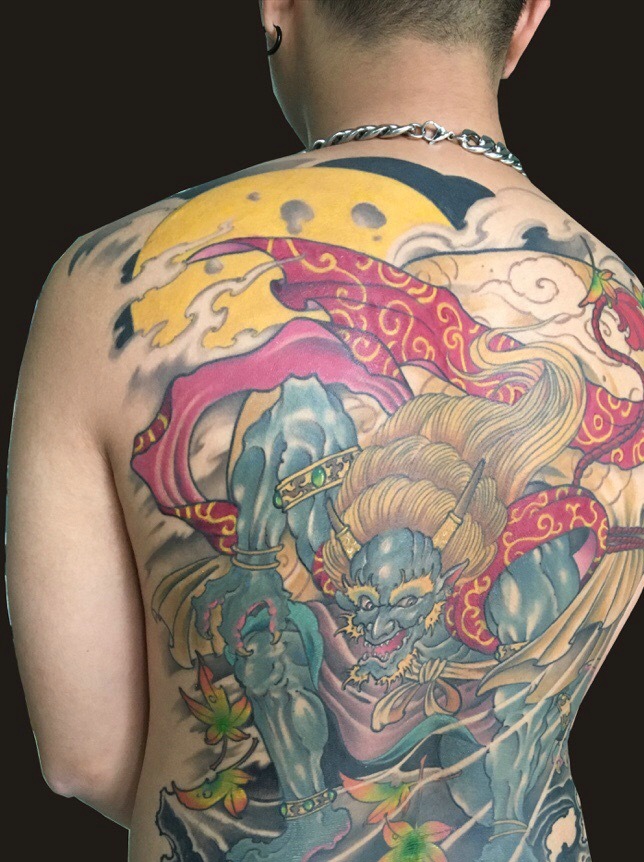 老传统满背彩色图腾纹身图案