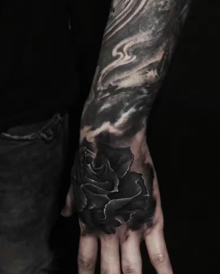 手背水墨玫瑰纹身图案个性独特