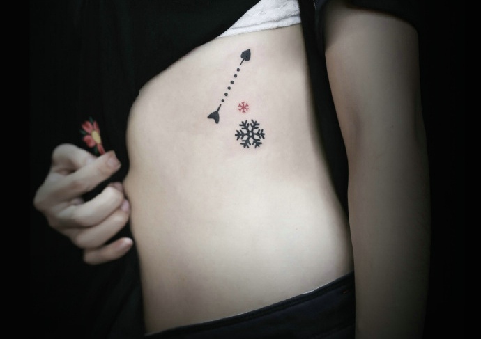 腰部上方的小清新个性纹身图案