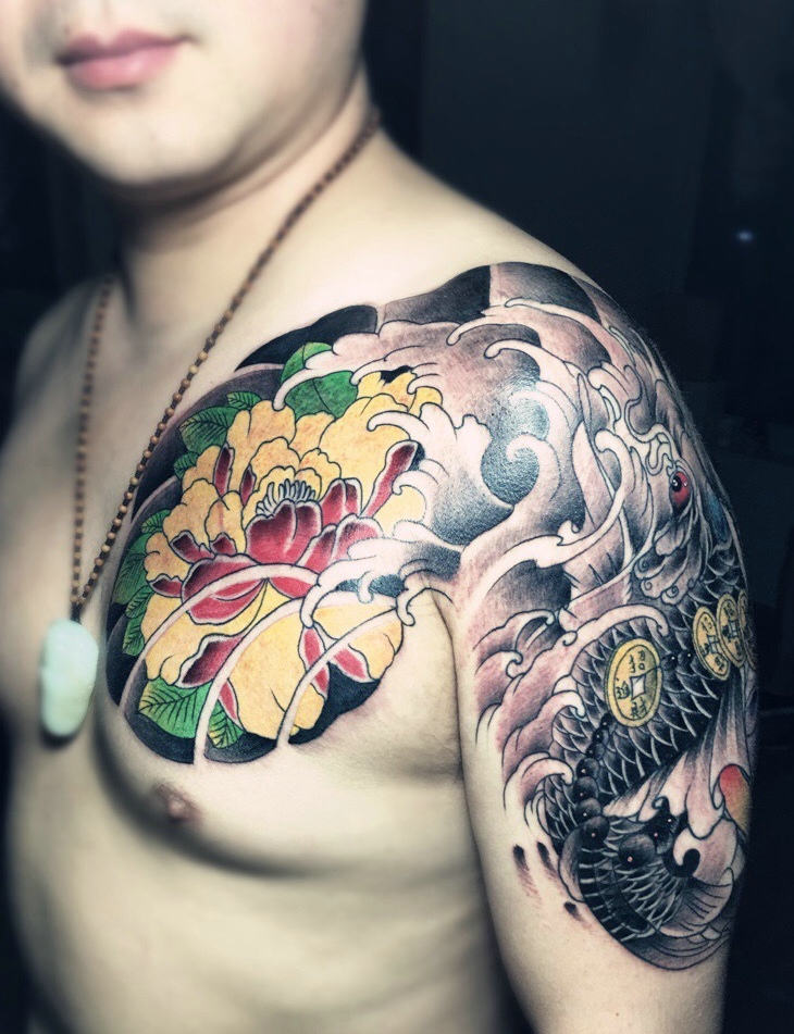 半甲鲤鱼纹身图案霸气十足