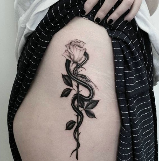 处在臀部上的水墨花朵纹身图案