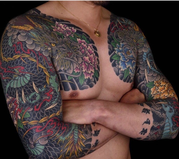 十分有魅力的双半甲彩色邪龙纹身图案