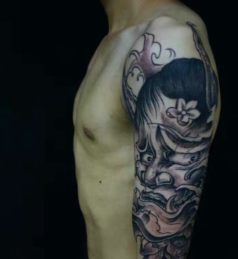 花臂遮瞒了传统小般若纹身图案