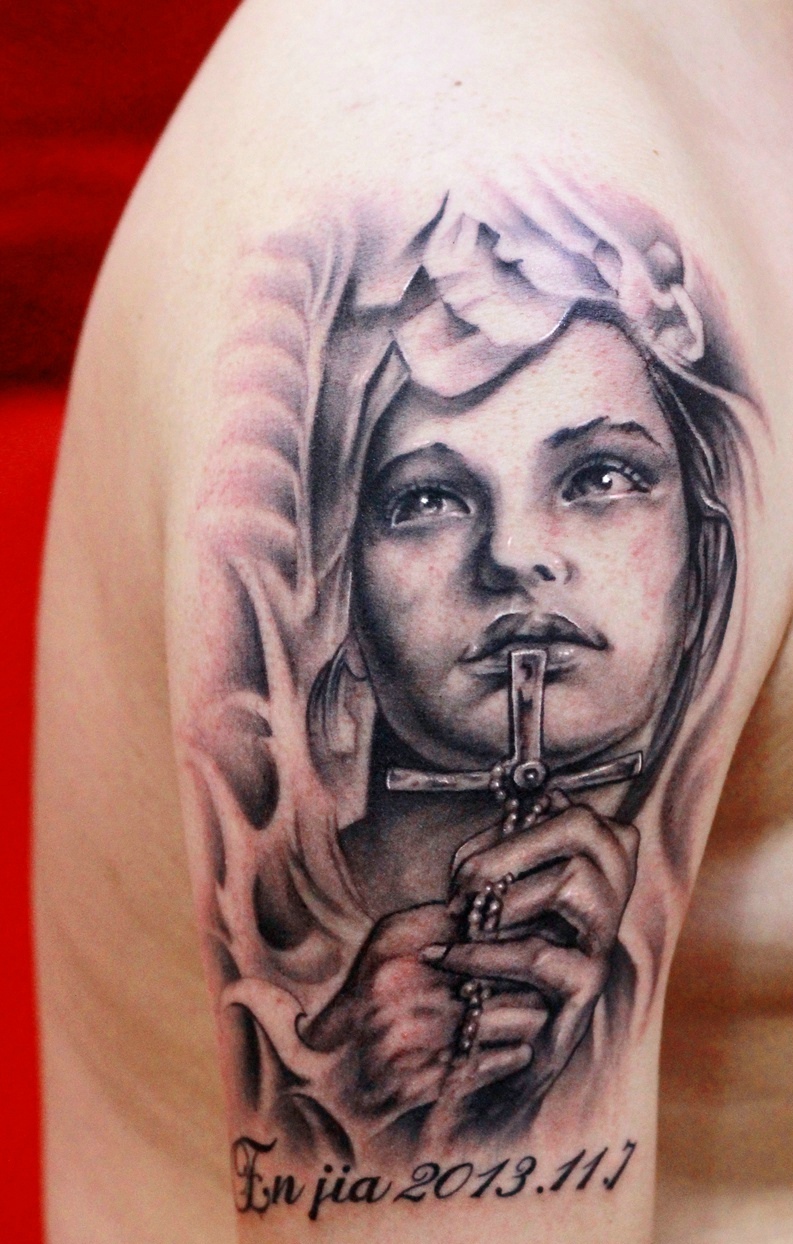 大臂美女肖像纹身图案很有趣