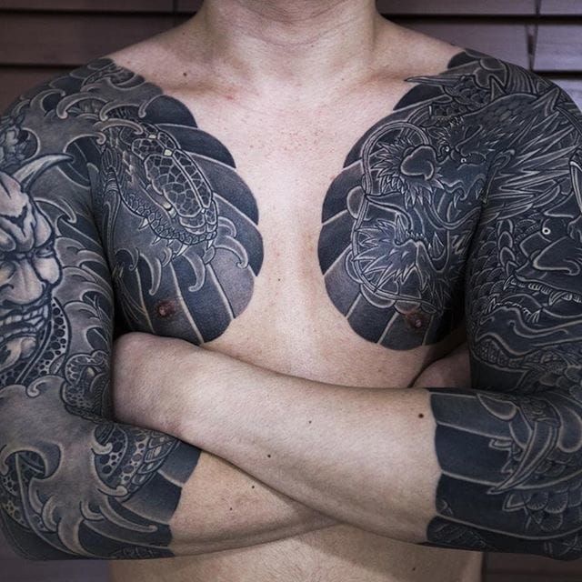 超级威武霸气的双半甲纹身图案