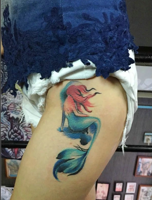 处在臀部上的性感美人鱼纹身图案