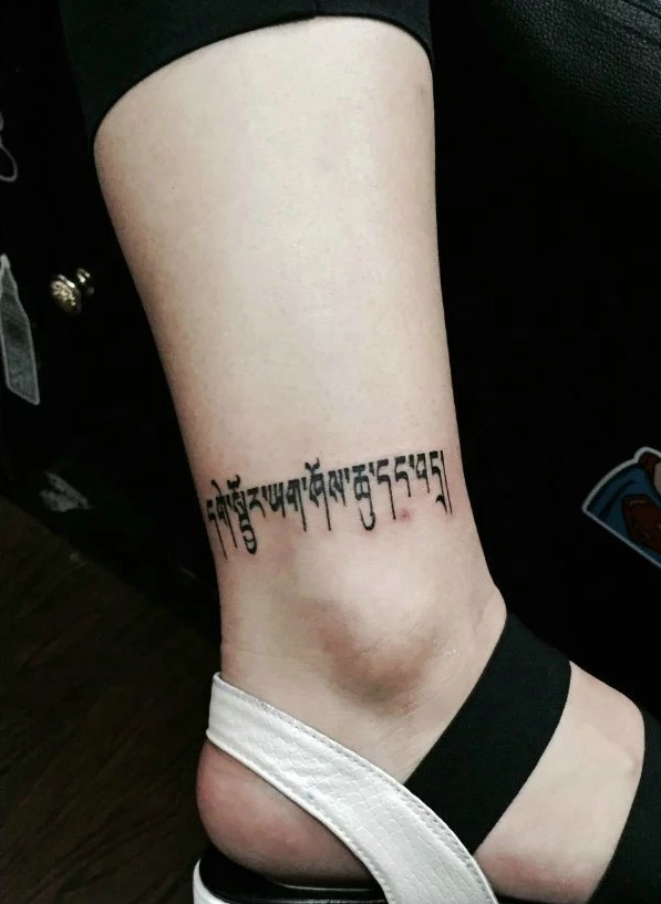 脚腕上的新时尚简约梵文纹身图案