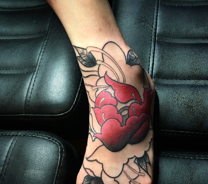 鲜艳明亮的脚背花朵纹身图案