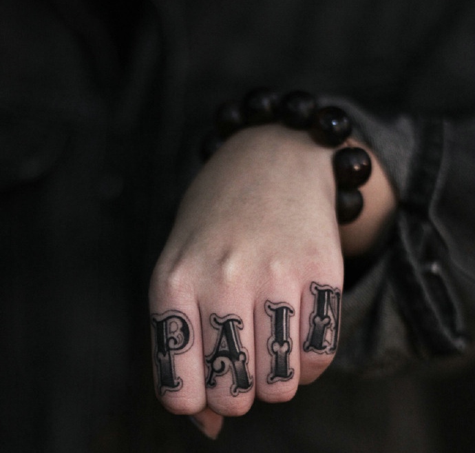 手双指有着时尚特别的英文纹身